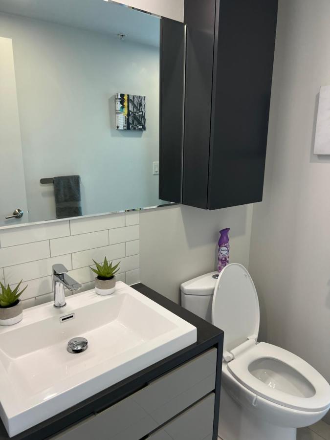 Beautiful One Bedroom Downtown Condo With Pool And Free Parking Montreal Exterior photo